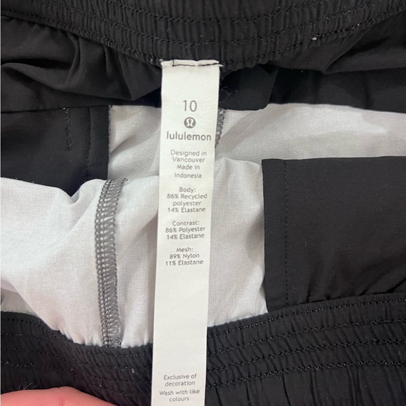 Excellent used condition lululemon women’s shorts - Picture 2 of 2